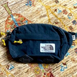 UNISEX North Face Berkeley Lumbar Fanny pack/crossbody never used!